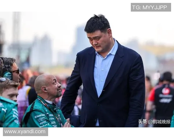 姚明被拍到与好友聚会引发热议网友纷纷评论其生活状态与篮球生涯的关系 姚明被拍到与好友聚会引发热议网友纷纷评论其生活状态与篮球生涯的关系